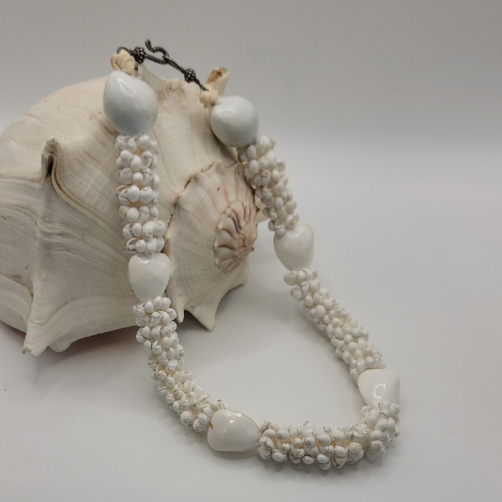 Vintage Hawaiin Lei Necklace White Mongo Shell Size Length 18" Estate Jewelry